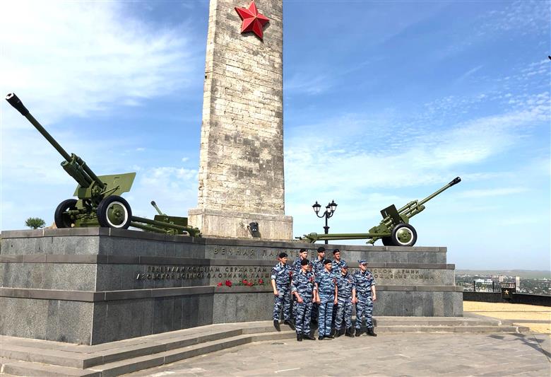 В Крыму участники автопробега Росгвардии «Вахта памяти. Сыны великой Победы» отдали дань уважения подвигу воинов и почтили память жертв войны