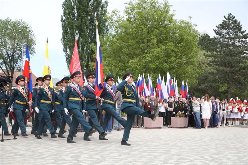 Военнослужащие Росгвардии приняли участие в торжественной церемонии открытия Парка Победы в Пятигорске