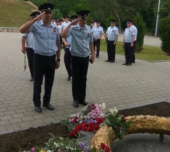 В Краснодаре сотрудники вневедомственной охраны Росгвардии и школьники почтили память воинов и мирных жителей, погибших в годы Великой Отечественной войны