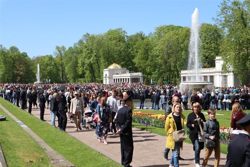 Росгвардейцы обеспечили правопорядок на впечатляющем празднике открытия фонтанов в Петергофе (фото, видео)