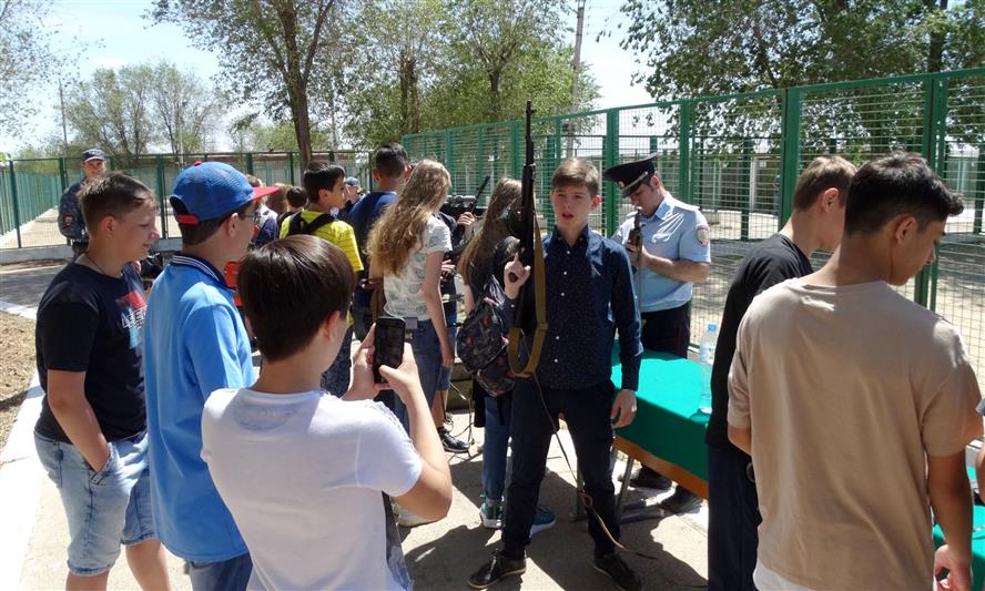 Астраханские росгвардейцы угостили школьников настоящей солдатской кашей 