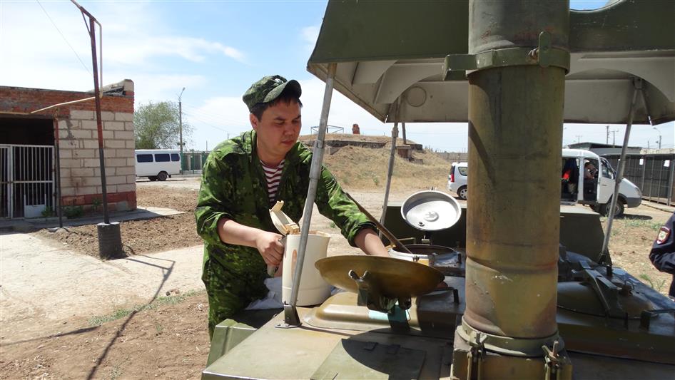 Астраханские росгвардейцы угостили школьников настоящей солдатской кашей 