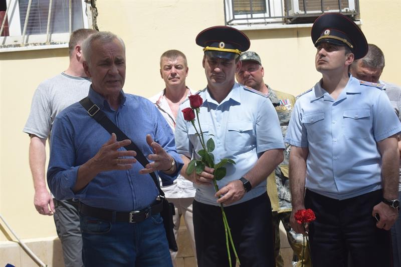 В Махачкале почтили память Героя России лейтенанта полиции Магомеда Нурбагандова