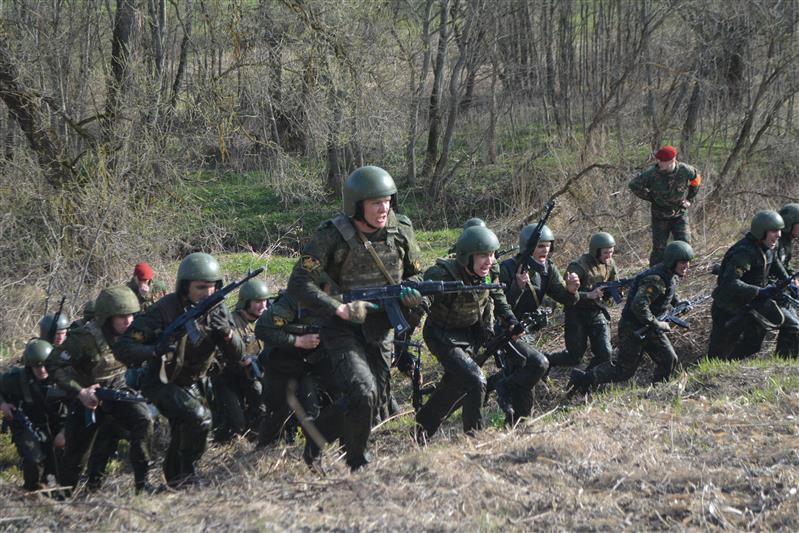 Под Смоленском прошли квалификационные испытания на право ношения крапового берета среди военнослужащих и сотрудников специальных подразделений Росгвардии