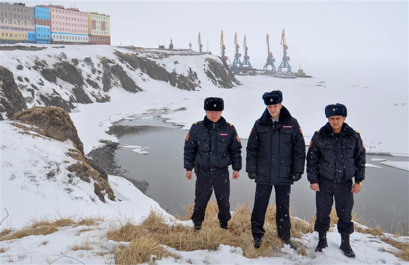 Чукотские росгвардейцы вывели из горящего здания 20 человек и помогли ребенку, провалившемуся под лёд