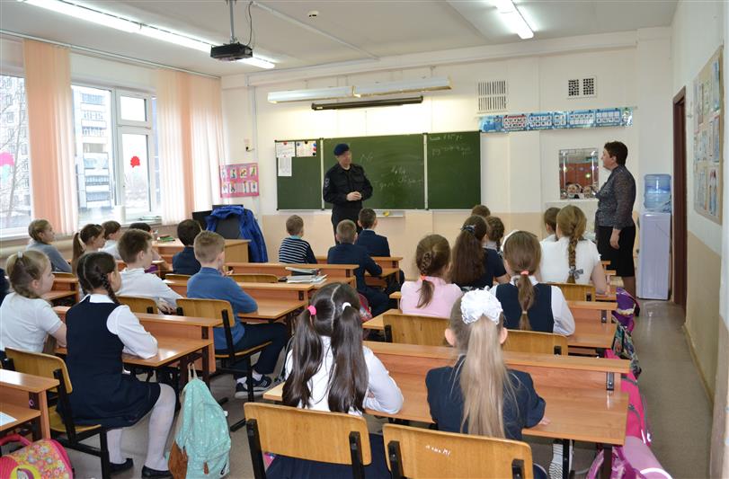 В Ульяновске сотрудники Росгвардии провели Урок мужества для школьников и воспитанников детского дома