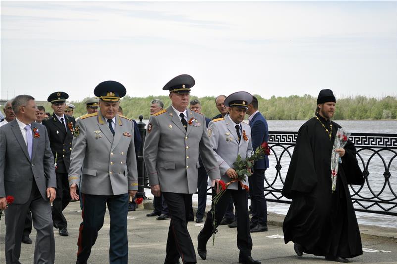 Сотрудники управления Росгвардии по Астраханской области возложили цветы к мемориалам воинской славы