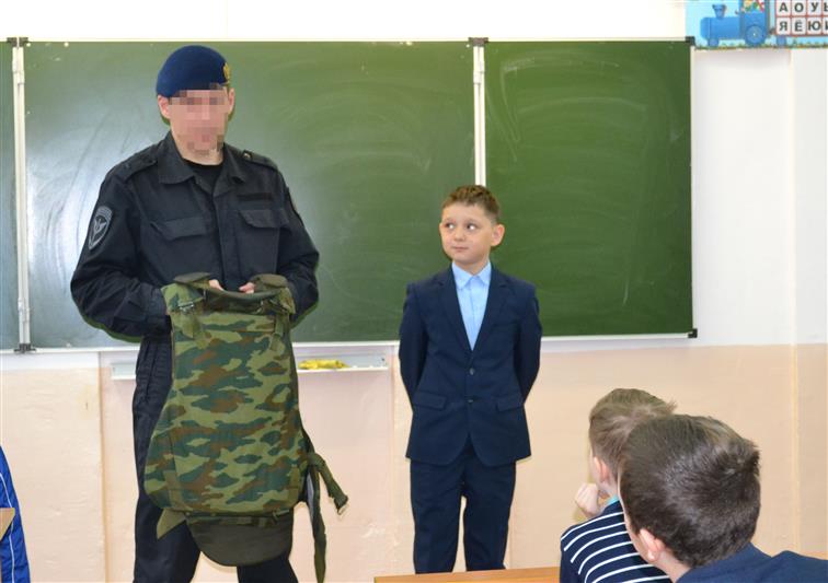 В Ульяновске сотрудники Росгвардии провели Урок мужества для школьников и воспитанников детского дома