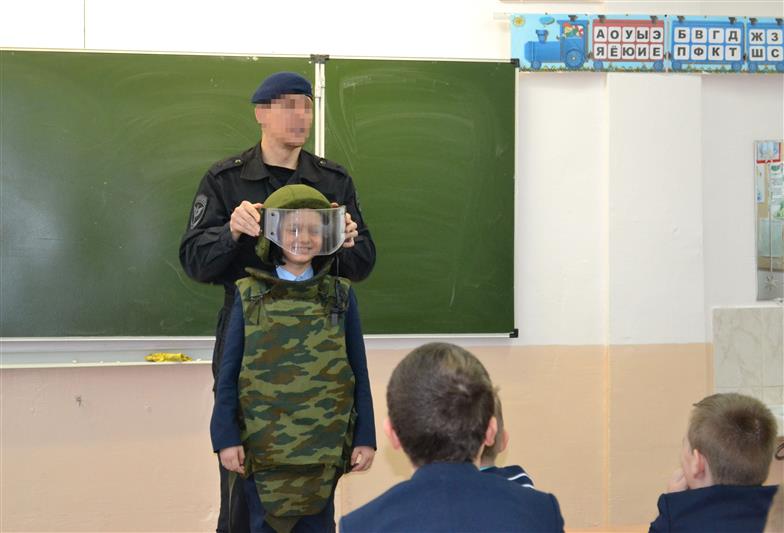 В Ульяновске сотрудники Росгвардии провели Урок мужества для школьников и воспитанников детского дома