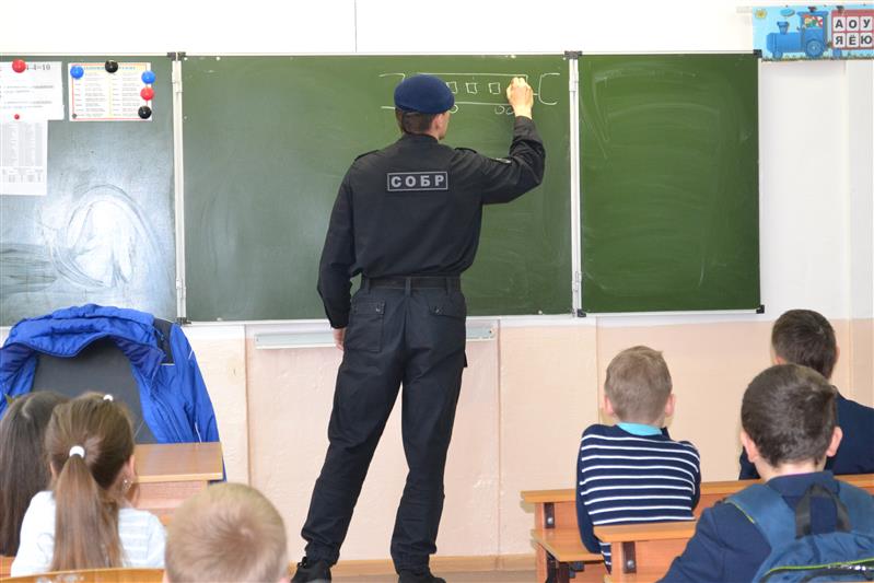 В Ульяновске сотрудники Росгвардии провели Урок мужества для школьников и воспитанников детского дома