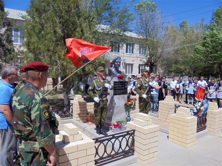 В Астраханской области росгвардейцы приняли участие в открытии монумента в память о Герое России Рафике Кадырбулатове