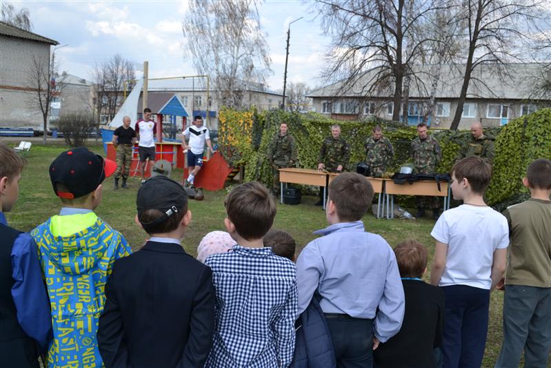 В Ульяновске сотрудники Росгвардии провели Урок мужества для школьников и воспитанников детского дома
