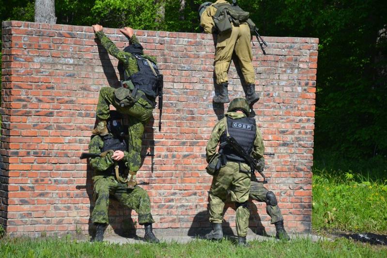 В пригороде Хабаровска состоялись соревнования по преодолению полосы препятствий среди сотрудников отрядов спецназначения