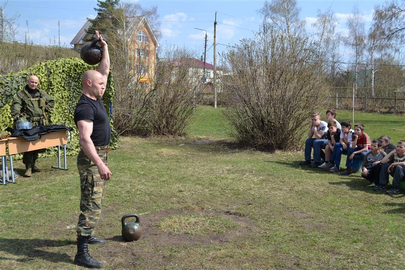 В Ульяновске сотрудники Росгвардии провели Урок мужества для школьников и воспитанников детского дома