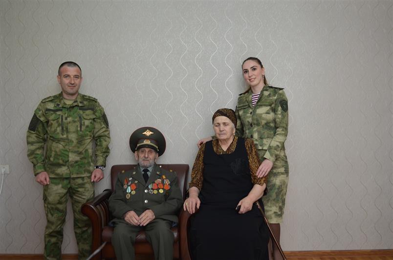 Сотрудники Управления Росгвардии по Республике Ингушетия поздравили ветерана Великой Отечественной войны с наступающим Днем Победы