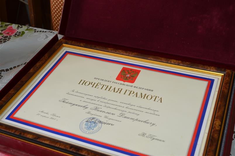 Сотрудники Управления Росгвардии по Республике Ингушетия поздравили ветерана Великой Отечественной войны с наступающим Днем Победы
