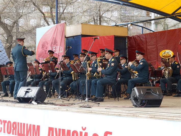 В День Победы военнослужащие, сотрудники и ветераны Сибирского округа Росгвардии приняли участие в патриотической акции «Синий платочек»