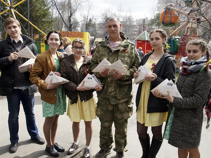 В День Победы военнослужащие, сотрудники и ветераны Сибирского округа Росгвардии приняли участие в патриотической акции «Синий платочек»