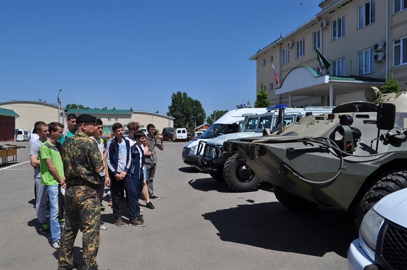В Майкопе бойцы ОМОН провели для школьников День открытых дверей 