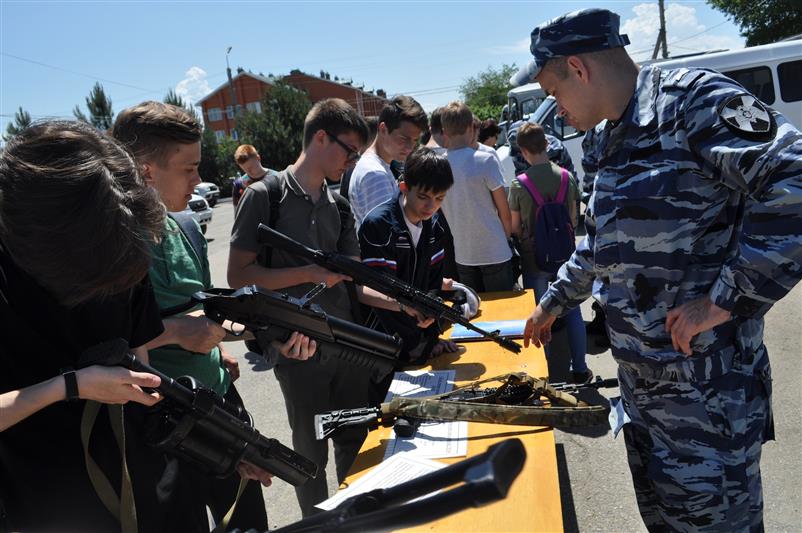 В Майкопе бойцы ОМОН провели для школьников День открытых дверей 