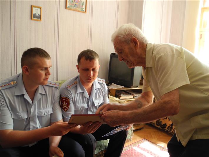 Волгоградские росгвардейцы поздравили с наступающим праздником участников Сталинградской битвы