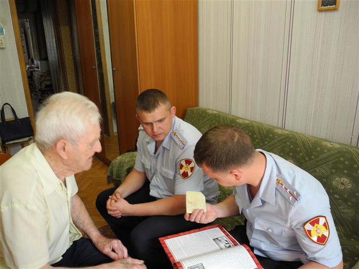 Волгоградские росгвардейцы поздравили с наступающим праздником участников Сталинградской битвы