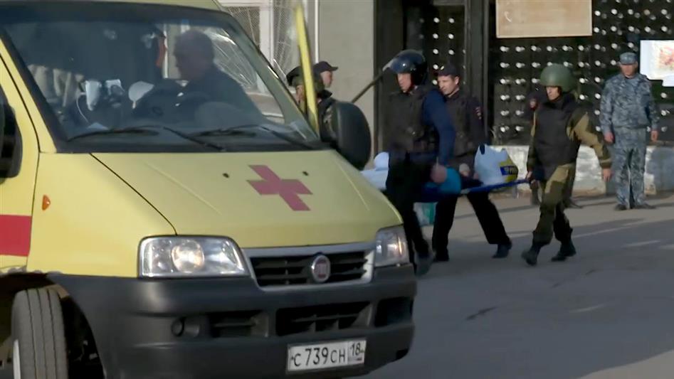 Сотрудники ОМОН эвакуировали пожилую женщину и ее сына-инвалида из села Пугачева