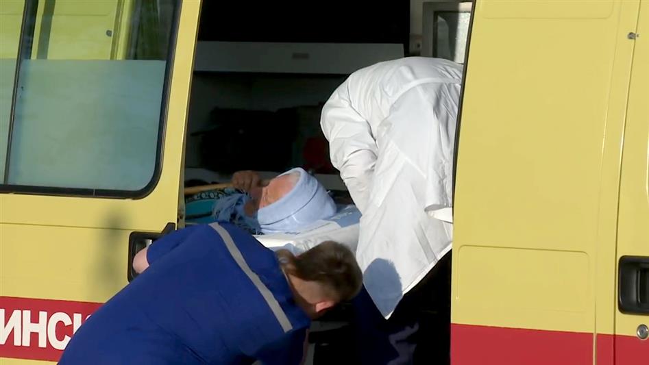 Сотрудники ОМОН эвакуировали пожилую женщину и ее сына-инвалида из села Пугачева