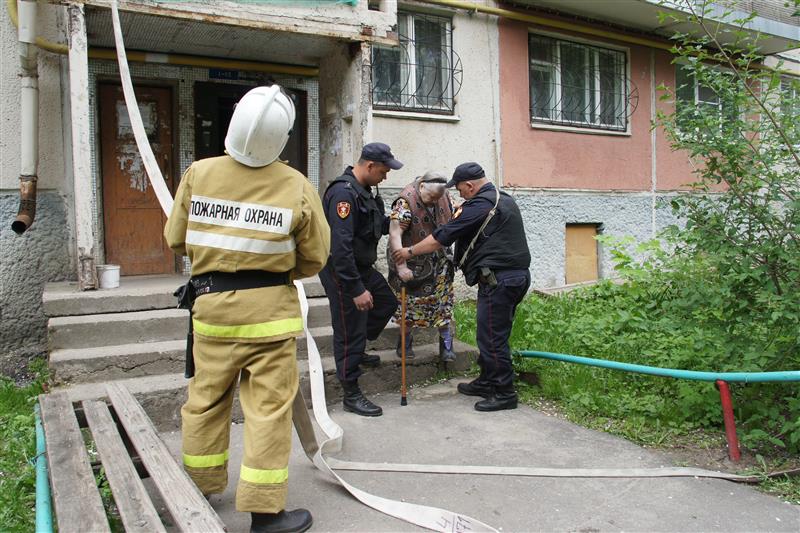 В Йошкар-Оле сотрудники Росгвардии во время пожара эвакуировали неходячую пожилую женщину 