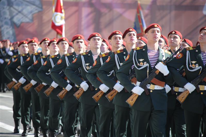 В честь 73-й годовщины Победы в Великой Отечественной войне в городах Северо-Западного федерального округа военнослужащие и сотрудники Росгвардии приняли участие в Парадах Победы