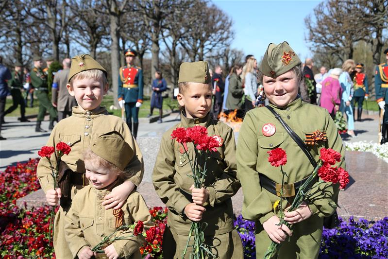 В Санкт-Петербурге прошла торжественно-траурная церемония на Пискарёвском мемориальном кладбище, посвященная 73-й годовщине Победы в Великой Отечественной войне
