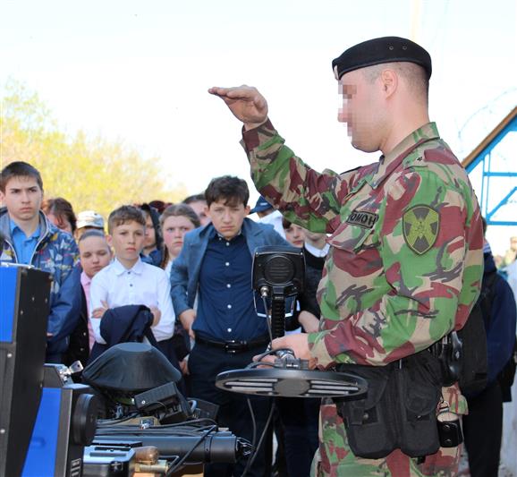 Бойцы новочеркасского ОМОН рассказали школьникам и кадетам о своей службе