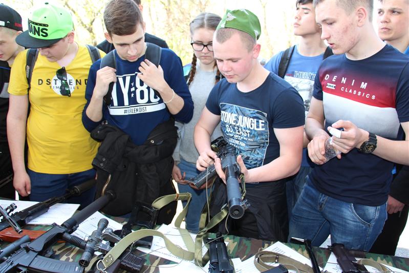 Бойцы новочеркасского ОМОН рассказали школьникам и кадетам о своей службе