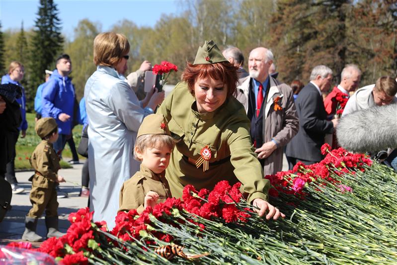 В Санкт-Петербурге прошла торжественно-траурная церемония на Пискарёвском мемориальном кладбище, посвященная 73-й годовщине Победы в Великой Отечественной войне