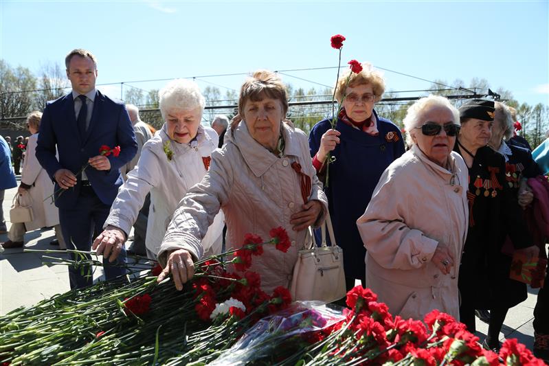 В Санкт-Петербурге прошла торжественно-траурная церемония на Пискарёвском мемориальном кладбище, посвященная 73-й годовщине Победы в Великой Отечественной войне