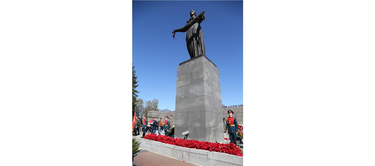 В Санкт-Петербурге прошла торжественно-траурная церемония на Пискарёвском мемориальном кладбище, посвященная 73-й годовщине Победы в Великой Отечественной войне