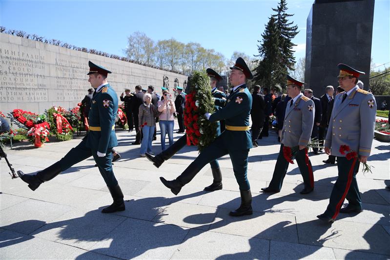В Санкт-Петербурге прошла торжественно-траурная церемония на Пискарёвском мемориальном кладбище, посвященная 73-й годовщине Победы в Великой Отечественной войне