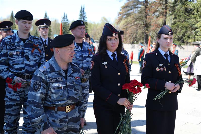 В Санкт-Петербурге прошла торжественно-траурная церемония на Пискарёвском мемориальном кладбище, посвященная 73-й годовщине Победы в Великой Отечественной войне