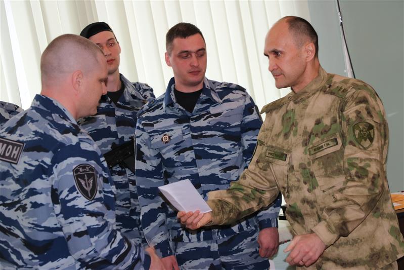 Сотрудники ОМОН на транспорте Управления Росгвардии по Свердловской области отмечают годовщину сформирования спецподразделения