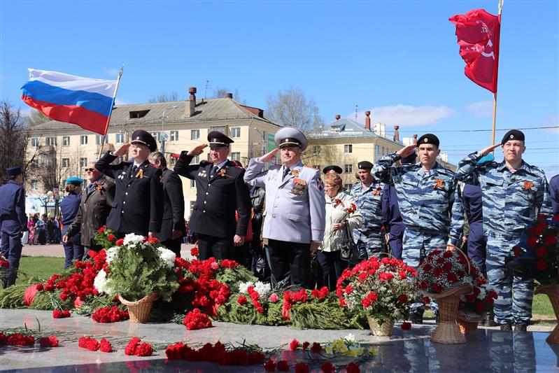 Военнослужащие и сотрудники Приволжского округа войск национальной гвардии чествовали ветеранов и приняли участие в праздничных мероприятиях посвященных Дню Победы