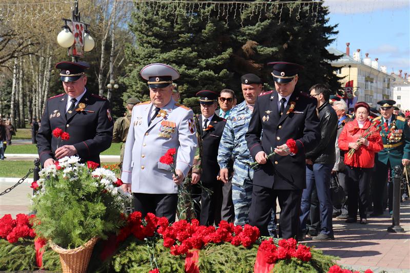 Военнослужащие и сотрудники Приволжского округа войск национальной гвардии чествовали ветеранов и приняли участие в праздничных мероприятиях посвященных Дню Победы