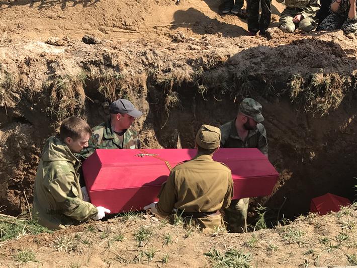 Сотрудники московского ОМОН на транспорте предали земле останки более двухсот красноармейцев