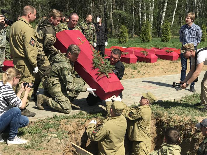 Сотрудники московского ОМОН на транспорте предали земле останки более двухсот красноармейцев