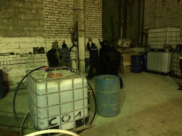 В Липецкой области при силовой поддержке СОБР ликвидирован цех по производству фальсифицированного алкоголя