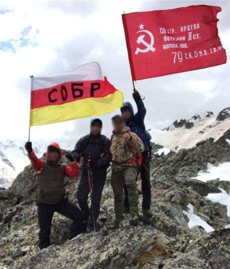 Северо-осетинские спецназовцы по случаю 9 Мая совершили восхождение на одну из вершин Кавказа