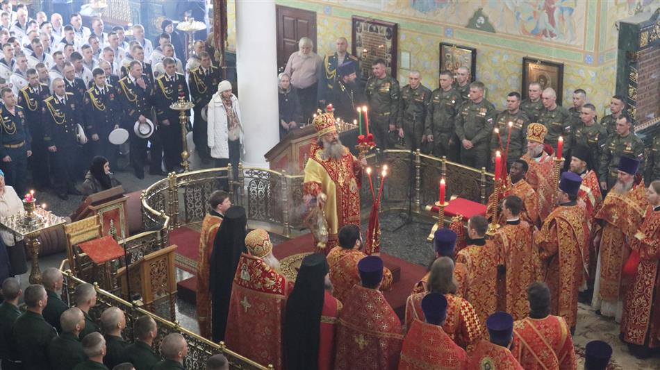 В Екатеринбурге военнослужащие Уральского округа Росгвардии – участники парада Победы приняли участие в архиерейской Божественной литургии в Свято-Троицком кафедральном соборе