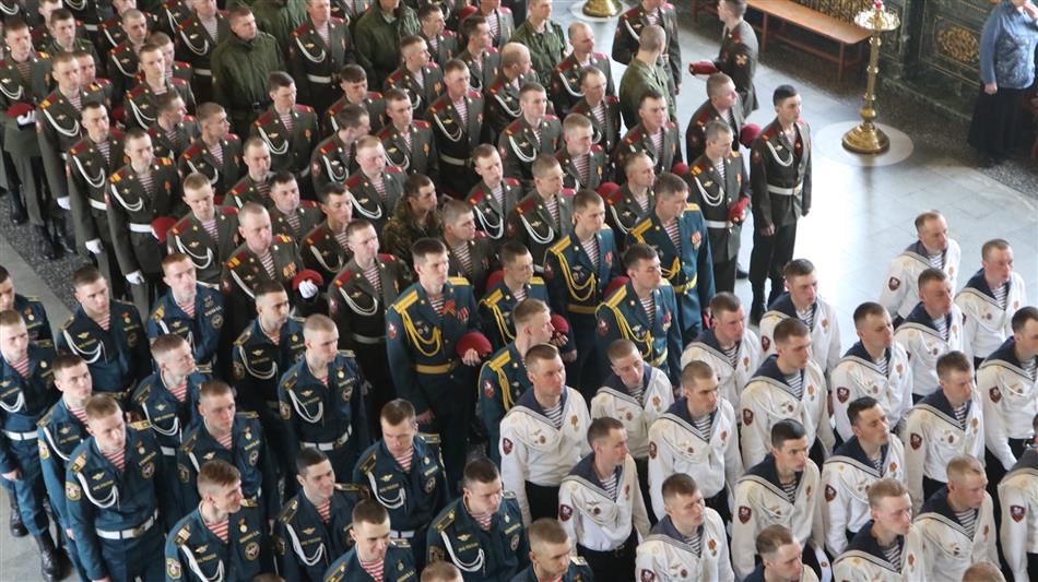 В Екатеринбурге военнослужащие Уральского округа Росгвардии – участники парада Победы приняли участие в архиерейской Божественной литургии в Свято-Троицком кафедральном соборе