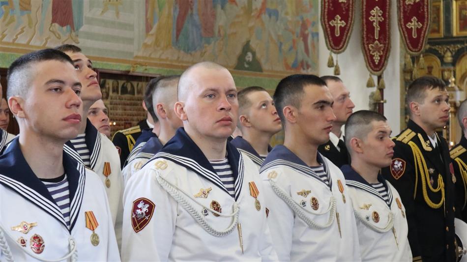 В Екатеринбурге военнослужащие Уральского округа Росгвардии – участники парада Победы приняли участие в архиерейской Божественной литургии в Свято-Троицком кафедральном соборе