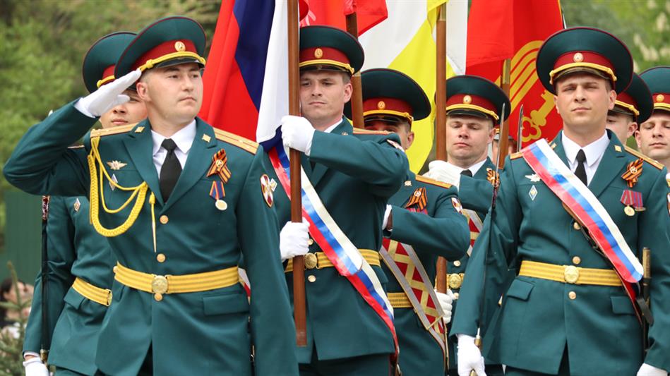 Военнослужащие Росгвардии приняли участие в торжественной церемонии открытия Парка Победы в Пятигорске