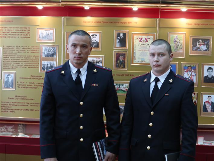 Командующий Приволжским округом наградил росгвардейцев, спасших ребёнка в Кирове (фото, видео)
